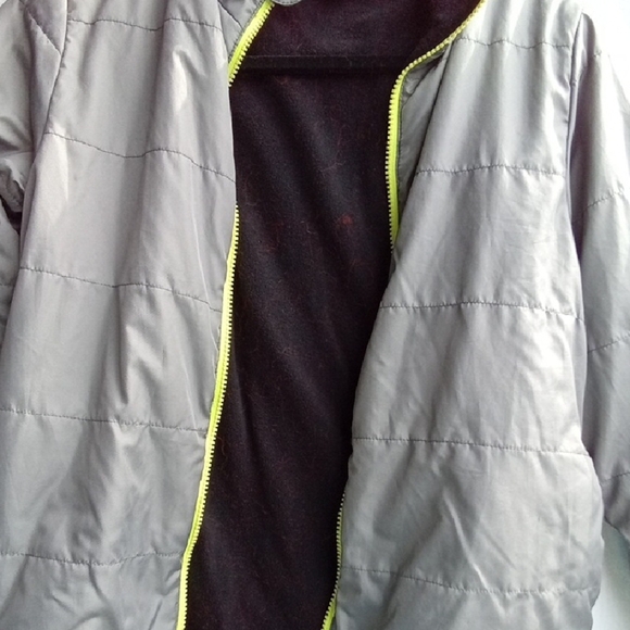 Kida L Gray and Green Puffer Jacket for Cozy Comfort - Picture 3 of 4